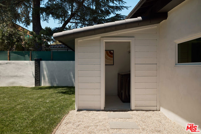 5271 Woodlake Avenue, Woodland Hills CA: https://media.crmls.org/mediaz/722de9c8-bf52-41be-b5d0-4b67bd558fbc.jpg