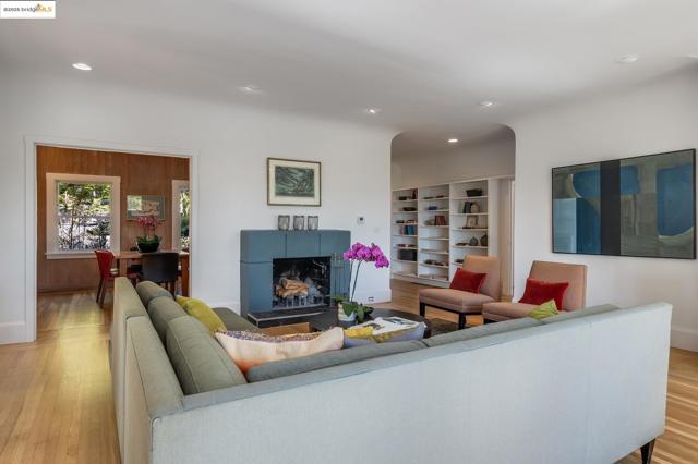 2671 Shasta Rd, Berkeley CA: https://media.crmls.org/mediaz/72304820-e480-4bec-ab95-07d6ada65490.jpg