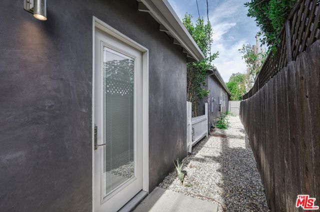 23018 Leonora Drive, Woodland Hills CA: https://media.crmls.org/mediaz/72313a06-1c74-4482-a002-f1d29f8070f5.jpg