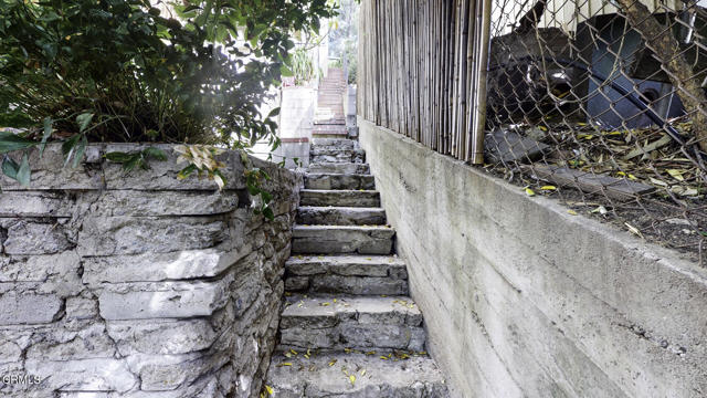 405 Mission Road, Glendale CA: https://media.crmls.org/mediaz/72318686-0028-4c6a-a7ae-e6a773be0ef8.jpg
