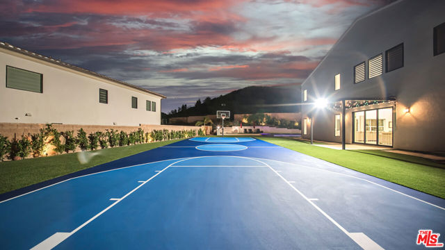 12553 N Ridgeline Road, Porter Ranch CA: https://media.crmls.org/mediaz/72324524-11c1-4318-a49d-9596bae419c7.jpg