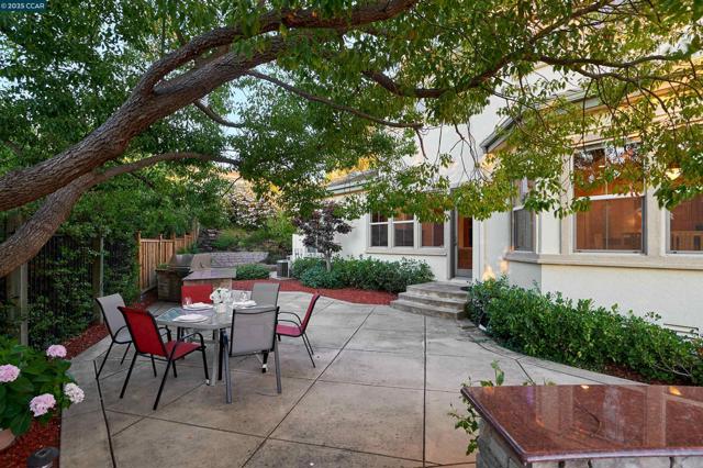 135 Diablo Ranch Ct, Danville CA: https://media.crmls.org/mediaz/7232972d-875f-4f24-ab5f-e4ea493b1495.jpg