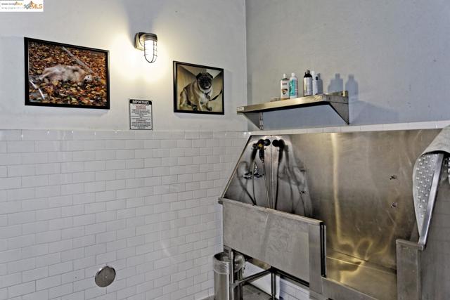 1201 Pine St, Oakland CA: https://media.crmls.org/mediaz/7232e857-a081-4c15-b5cc-baf4034ba513.jpg