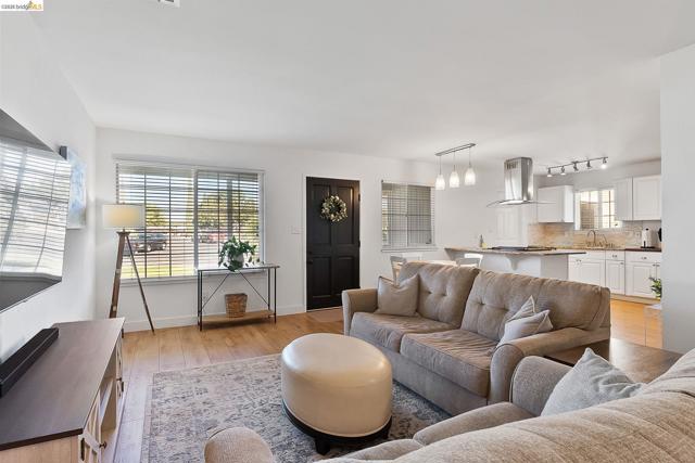 4855 Edgewood Ct, Oakley CA: https://media.crmls.org/mediaz/7232f2f5-31b6-4da0-a9b4-f1eba1333c39.jpg