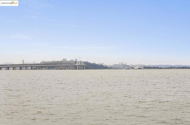 904 41st St, Oakland CA: https://media.crmls.org/mediaz/72335120-794b-4722-86d6-68d745ebf987.jpg
