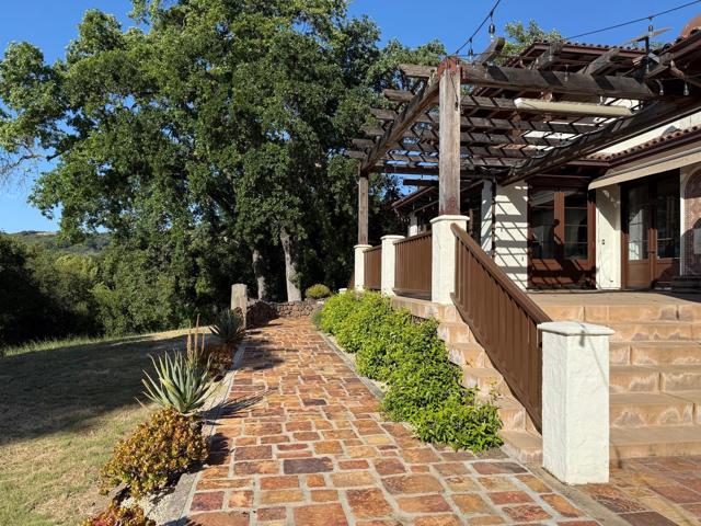 1036 Los Trancos Road, Portola Valley CA: https://media.crmls.org/mediaz/723390db-e0ab-4ca8-9204-95bf71de917b.jpg