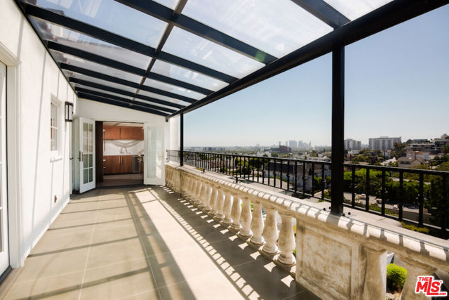1302 Sweetzer Avenue, West Hollywood CA: https://media.crmls.org/mediaz/723430c4-ebb5-4ff7-b013-b2d783f6df83.jpg