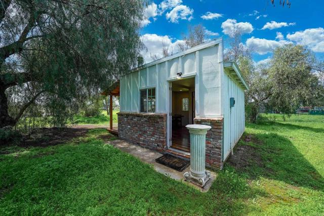 2156 Montecito Road, Ramona CA: https://media.crmls.org/mediaz/723577d0-dd18-4307-b0f4-061299d2494d.jpg