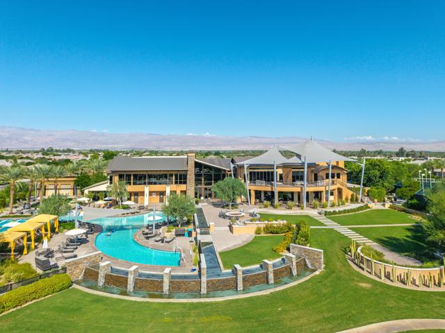 82800 Kingsboro Lane, Indio CA: https://media.crmls.org/mediaz/7235f0ab-ca82-4da3-a66e-1fe4f96105cc.jpg