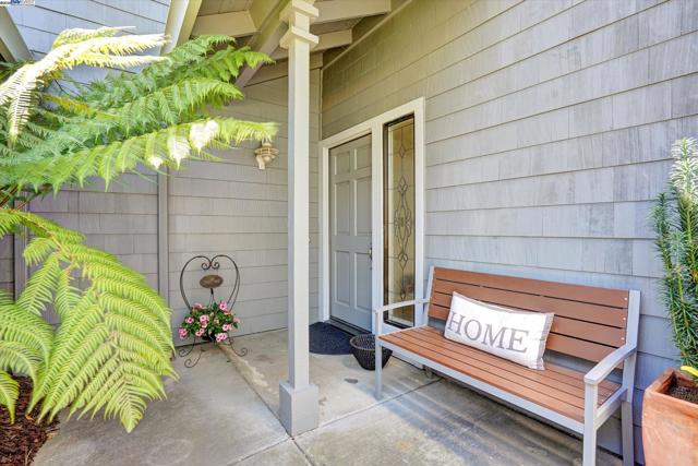 37 Clipper Drive, Alameda CA: https://media.crmls.org/mediaz/7236d6d1-1786-4b1a-905c-e13bc653b973.jpg