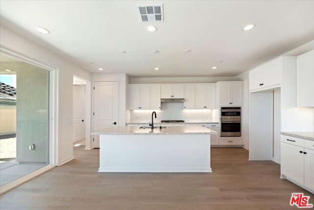 28903 Terrane Court, Santa Clarita CA: https://media.crmls.org/mediaz/72378425-1c64-4727-96c1-5675510a92f8.jpg
