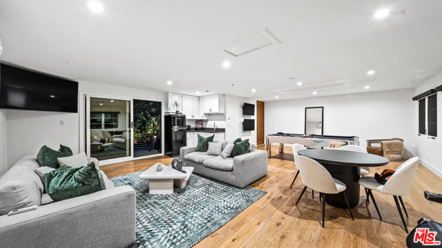 18762 Wells Drive, Tarzana CA: https://media.crmls.org/mediaz/72378871-d6ab-4c59-b2ab-68f8b93791c5.jpg