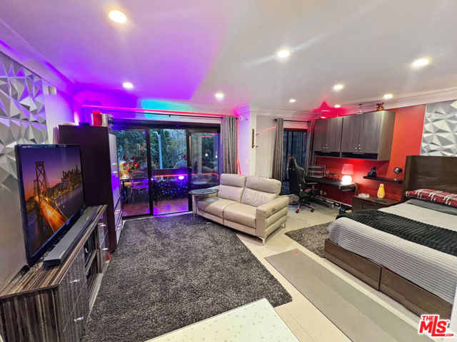 950 N Kings Road, West Hollywood CA: https://media.crmls.org/mediaz/7237a36c-53f0-463e-91a0-64ce251e4619.jpg