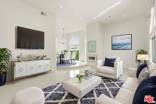 840 N Croft Avenue, Los Angeles CA: https://media.crmls.org/mediaz/7237b57c-0351-49da-8363-97a2fdf2775c.jpg