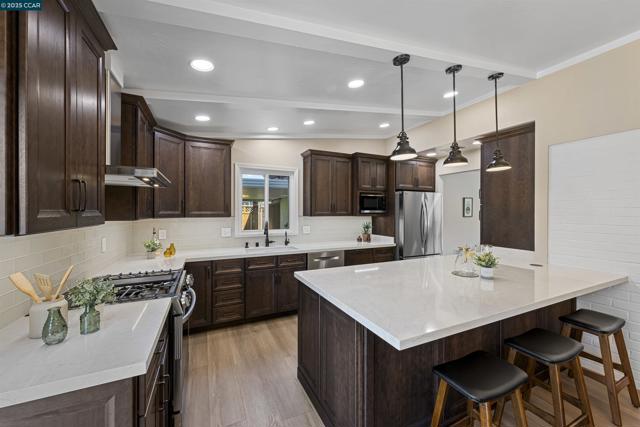 30450 Oakmont Way, Hayward CA: https://media.crmls.org/mediaz/7237d23b-4577-4977-b780-e625b292555f.jpg