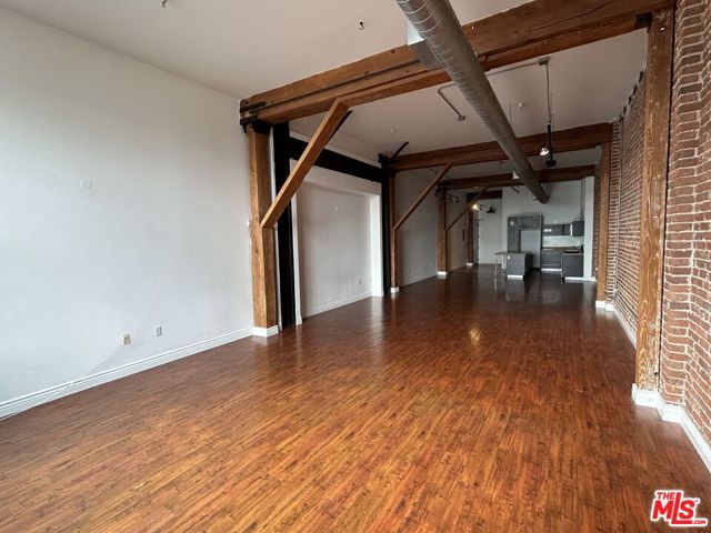 652 Mateo Street, Los Angeles CA: https://media.crmls.org/mediaz/72383ae5-dd93-4d24-9552-25087312c2d5.jpg