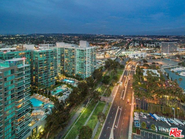 13600 Marina Pointe Drive, Marina del Rey CA: https://media.crmls.org/mediaz/7238428f-7d58-4dd0-b4bc-d0b211388202.jpg