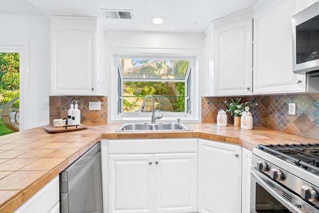 Detail Gallery Image 10 of 56 For 2655 Seacrest, Vista,  CA 92081 - 3 Beds | 2/1 Baths