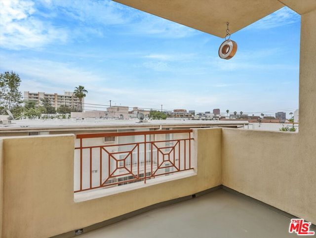 320 S Willaman Drive, Los Angeles CA: https://media.crmls.org/mediaz/723859c8-bbde-44fb-9824-ac3dae649efd.jpg
