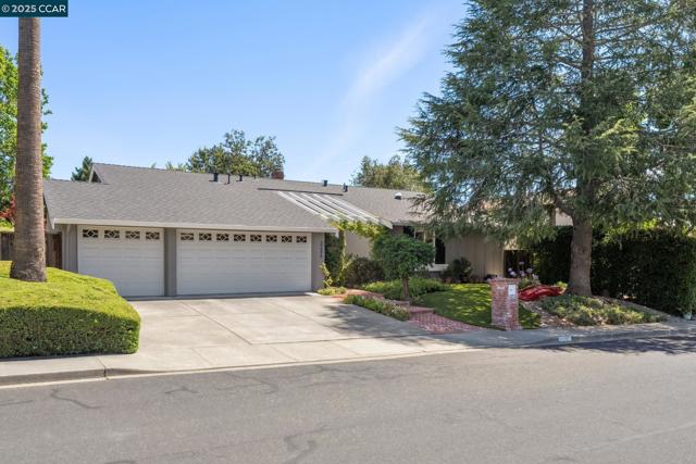 3245 Newport Court, Walnut Creek CA: https://media.crmls.org/mediaz/72394ed2-1746-4fe1-8506-c25460fcbb5b.jpg