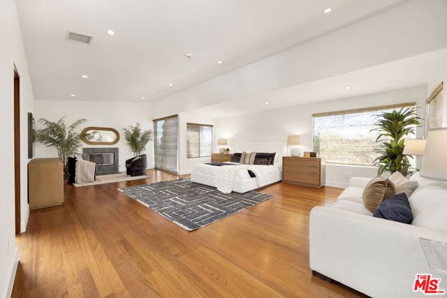 2336 Boone Avenue, Venice CA: https://media.crmls.org/mediaz/7239aec9-f6ef-4ee9-8dd3-a266af1c8e6e.jpg