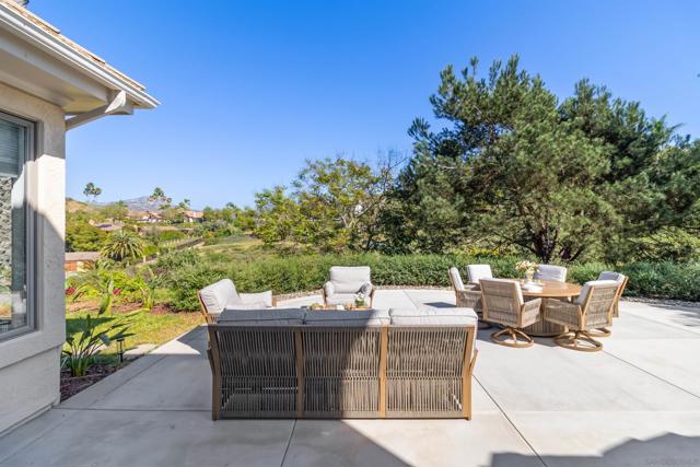 17941 Vista Lomas Dr, Poway CA: https://media.crmls.org/mediaz/723a78e1-ba80-4a14-b47a-66c1f7562fd4.jpg