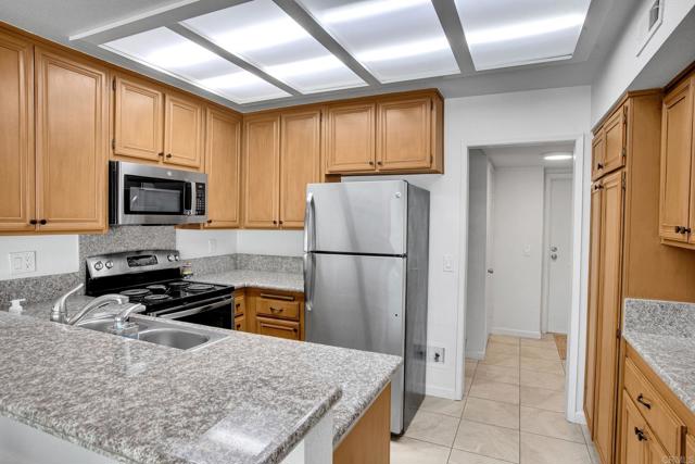 Detail Gallery Image 7 of 23 For 3380 Caminito Gandara, La Jolla,  CA 92037 - 3 Beds | 2/1 Baths