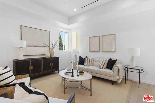 1046 Oban Drive, Los Angeles CA: https://media.crmls.org/mediaz/723b8540-5945-4d50-8c9b-680937cb03ce.jpg