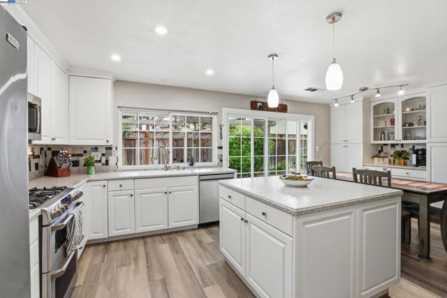 2891 Calle Reynoso, Pleasanton CA: https://media.crmls.org/mediaz/723bb9c6-ecba-474c-aefe-497557ad9387.jpg