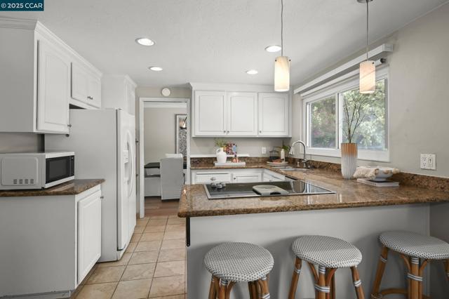 3701 Sattler Dr, Concord CA: https://media.crmls.org/mediaz/723c0539-d391-478e-8d71-fa8c05e5ef31.jpg