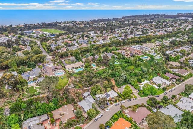 8402 Sugarman Dr, La Jolla CA: https://media.crmls.org/mediaz/723d5b31-9fb2-4318-a162-6cefadaea607.jpg