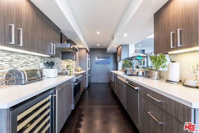 818 N Doheny Drive, West Hollywood CA: https://media.crmls.org/mediaz/723d7fea-8455-4b08-82aa-c11c6ee18917.jpg