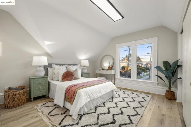 2050 E 30Th St, Oakland CA: https://media.crmls.org/mediaz/723de868-afc2-4e9b-896b-b1584bbb7677.jpg