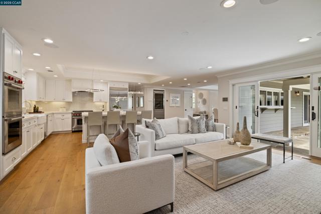 125 El Dorado Ave, Danville CA: https://media.crmls.org/mediaz/723e8ad7-1612-456d-923f-30b9bbb88884.jpg