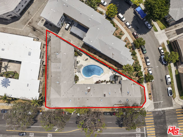4505 Santa Rosalia Drive, Los Angeles CA: https://media.crmls.org/mediaz/723f1240-b3be-4e2c-b9c1-29e402fb265f.jpg
