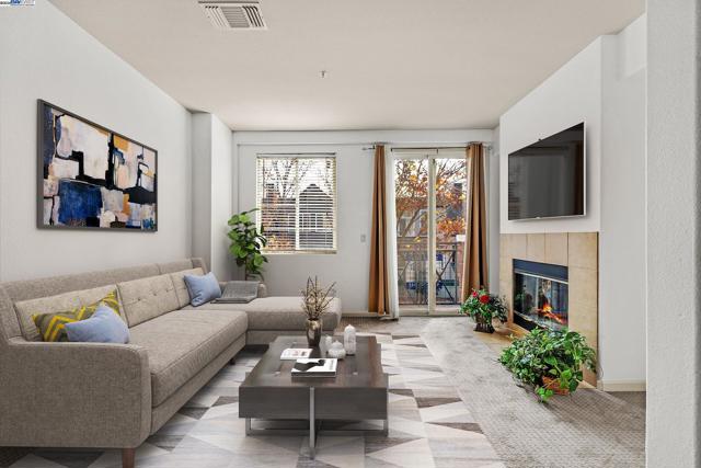 710 City Walk Pl, Hayward CA: https://media.crmls.org/mediaz/723f765f-537a-49d1-b80a-6402bb943232.jpg