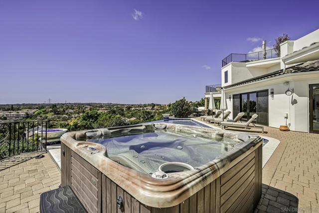 7335 El Fuerte St, Carlsbad CA: https://media.crmls.org/mediaz/723f8221-e0f9-426c-8886-d9b793d351db.jpg