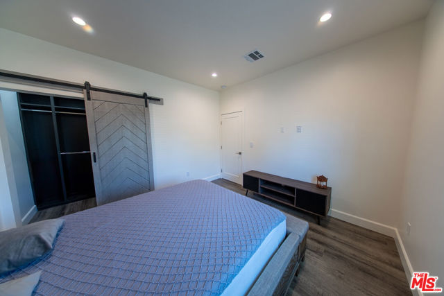 5346 Buffalo Avenue, Sherman Oaks CA: https://media.crmls.org/mediaz/723fb183-cbd7-4019-8100-72303a8237eb.jpg