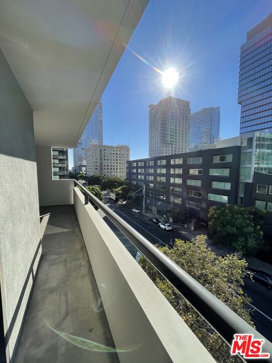 600 W 9th Street, Los Angeles CA: https://media.crmls.org/mediaz/724028ec-c335-4e3a-9203-96f3c23d350c.jpg