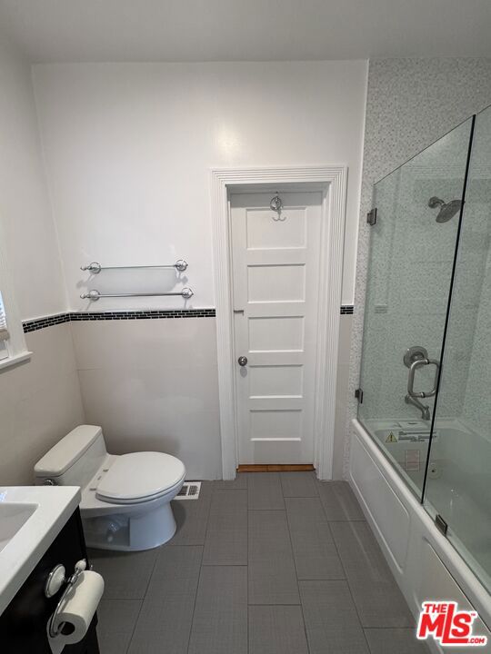 621 S Highland Avenue, Los Angeles CA: https://media.crmls.org/mediaz/72407ac8-6ca7-4d24-a7df-4a928d62ad41.jpg
