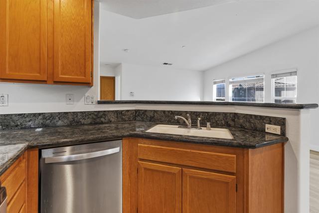 Detail Gallery Image 6 of 34 For 295 Churchill Ln, San Marcos,  CA 92078 - 2 Beds | 2 Baths