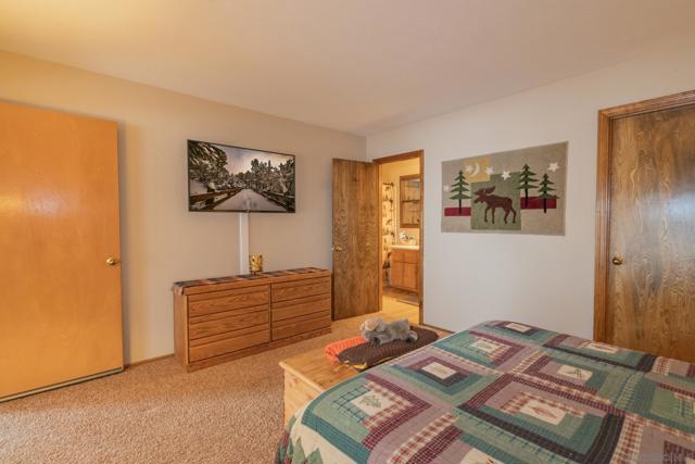39470 Lake Dr, Big Bear CA: https://media.crmls.org/mediaz/7241a65b-3374-4cb3-9aa8-ab5733e981c6.jpg