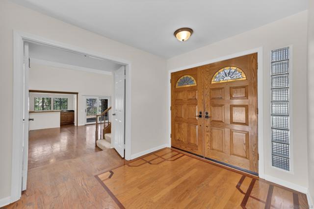 15235 Crestview Ct, Poway CA: https://media.crmls.org/mediaz/72420e09-15f0-4614-beab-5e2f210c391f.jpg