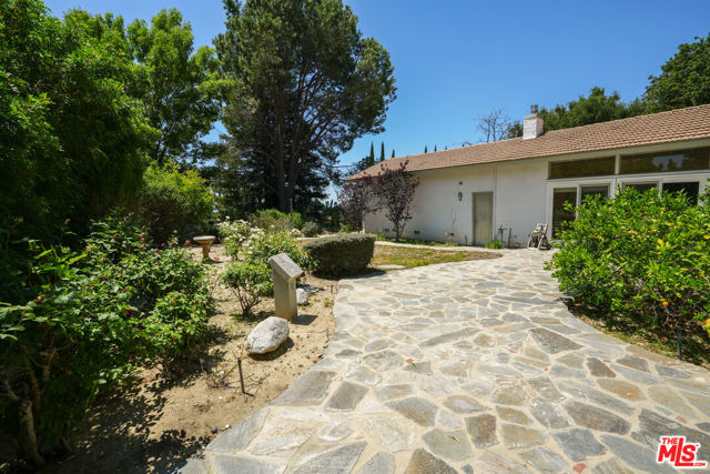 19616 Pine Valley Avenue, Porter Ranch CA: https://media.crmls.org/mediaz/7242c914-3883-42e4-a9b3-25e022843689.jpg