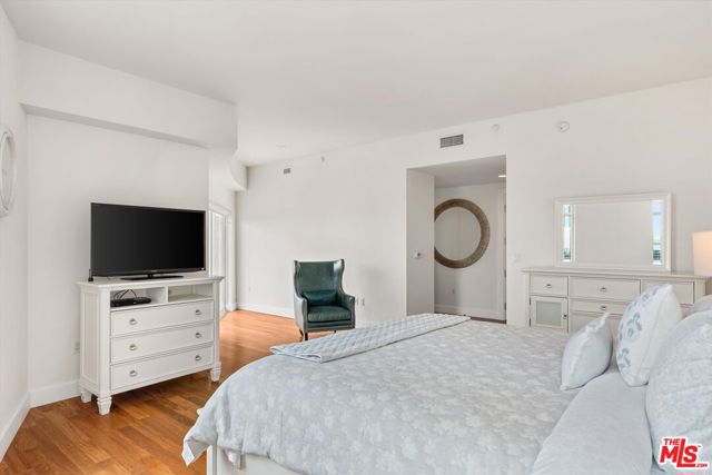 1 W Century Drive, Los Angeles CA: https://media.crmls.org/mediaz/72435aca-78a1-486c-8676-4595bbdecb71.jpg