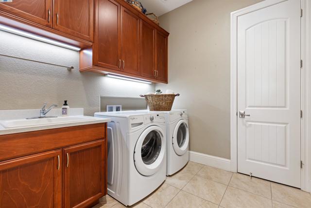 2062 Reserva Ct, Brentwood CA: https://media.crmls.org/mediaz/724469f8-d145-4665-8c37-9b138fd8bce8.jpg