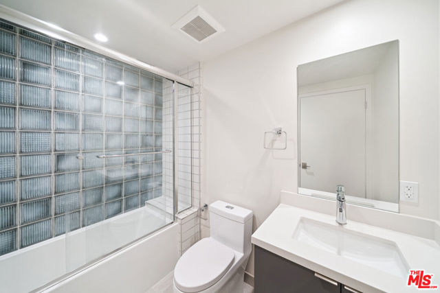 1226 S Bedford Street, Los Angeles CA: https://media.crmls.org/mediaz/72449403-fa1c-4eb9-bcf9-53acb8fa6a1e.jpg