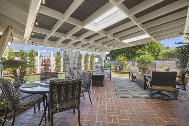 122 Taft Avenue, Ventura CA: https://media.crmls.org/mediaz/7244c958-dbe9-4c48-a694-66d256db7745.jpg