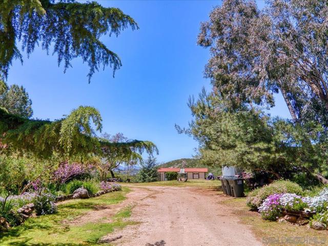 24903 Oakana Rd, Ramona CA: https://media.crmls.org/mediaz/72450a71-87e5-403f-a85a-953218cd8f19.jpg
