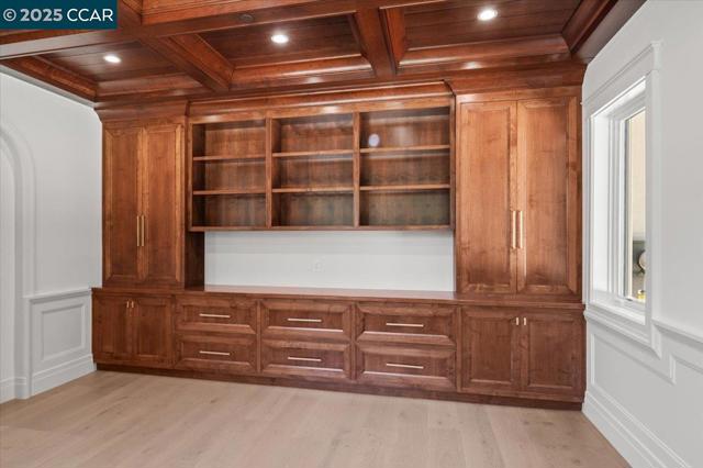 74 Middlefield Rd, Atherton CA: https://media.crmls.org/mediaz/72453b58-003e-4946-bb72-9d97d6aeb838.jpg
